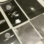 Verschiedene Fotogramme liegen geordnet nebeneinander auf einem Tisch.