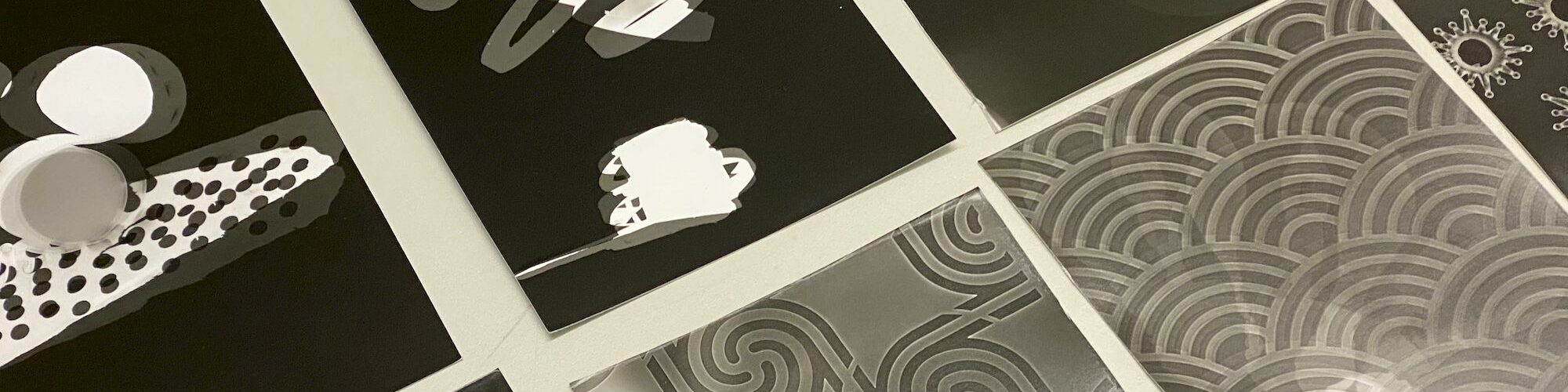 Verschiedene Fotogramme liegen geordnet nebeneinander auf einem Tisch.