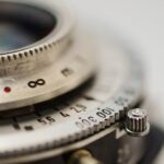 Nahaufnahme der Belichtungszeiteinstellung an einer älteren analogen Kamera.