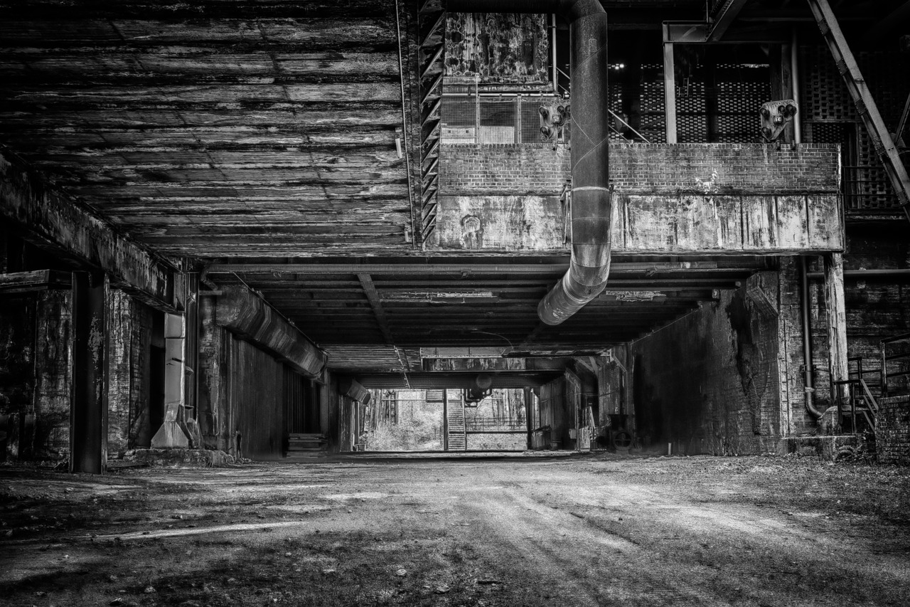 Ein Schwarz-Weiß-Foto eines verlassenen Gebäudes.