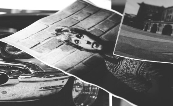 Drei Schwarz-Weiß-Fotos liegen übereinander. Das Porträt eines Mannes und Ausschnitte eines Autos und eines Gebäudes. Die Fotos haben einen leicht gewellten Rand.