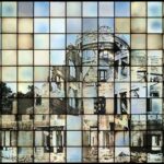 Ein Fotomosaik aus kleinen farbigen Tafeln bildet das Bild des Hiroshima-Friedensmahnmals, auch bekannt als Atombombenkuppel, vor einem hellblauen Hintergrund. (KI generierte Beschreibung)