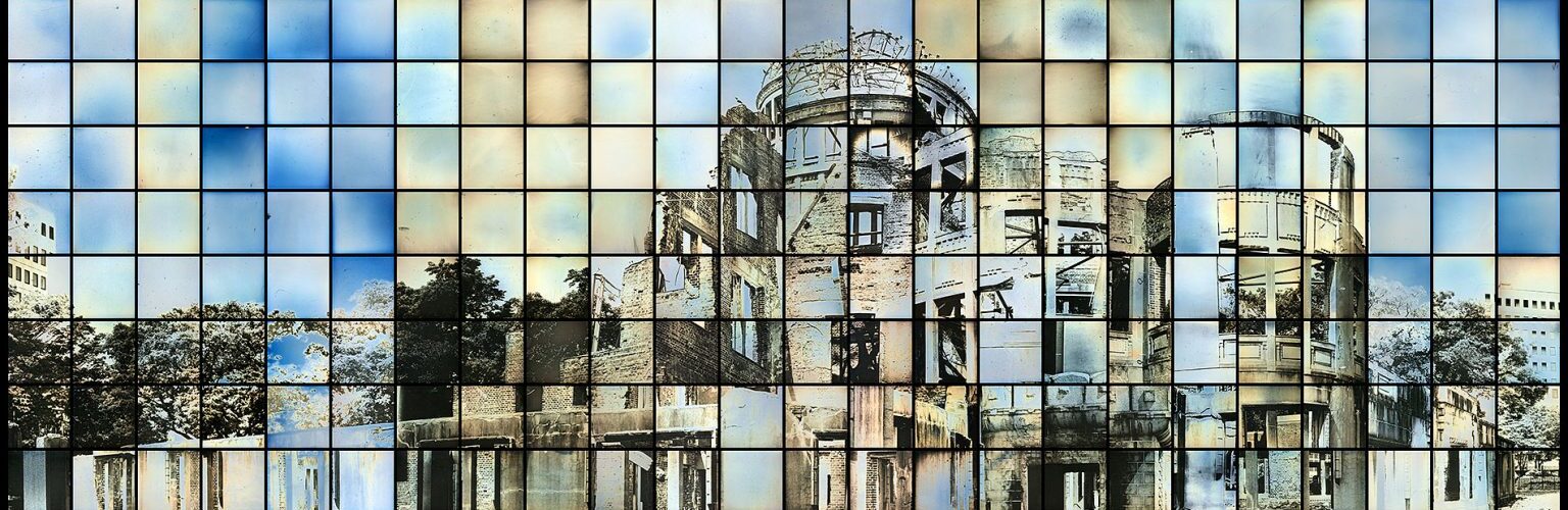 Ein Fotomosaik aus kleinen farbigen Tafeln bildet das Bild des Hiroshima-Friedensmahnmals, auch bekannt als Atombombenkuppel, vor einem hellblauen Hintergrund. (KI generierte Beschreibung)