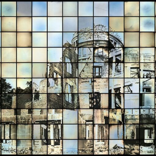 Ein Fotomosaik aus kleinen farbigen Tafeln bildet das Bild des Hiroshima-Friedensmahnmals, auch bekannt als Atombombenkuppel, vor einem hellblauen Hintergrund. (KI generierte Beschreibung)