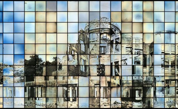 Ein Fotomosaik aus kleinen farbigen Tafeln bildet das Bild des Hiroshima-Friedensmahnmals, auch bekannt als Atombombenkuppel, vor einem hellblauen Hintergrund. (KI generierte Beschreibung)
