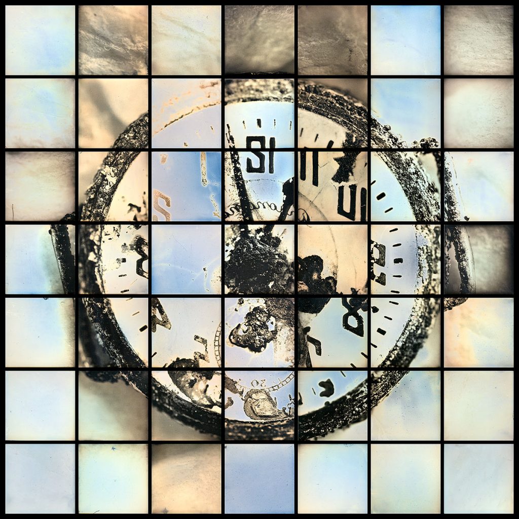 Eine zerbrochene, verwitterte Armbanduhr wird von oben fotografiert und in ein Gitter aus Quadraten unterteilt, wodurch ein fragmentierter, mosaikartiger Effekt entsteht. (KI generierte Beschreibung)