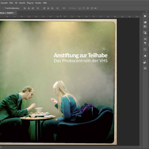 Screenshot der Adobe Photoshop-Oberfläche mit dem Bild eines Mannes und einer Frau, die sich beim Essen unterhalten, darüber liegt der Text „das Photocentrum der VHS“.