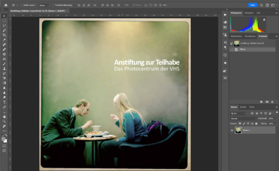 Screenshot der Adobe Photoshop-Oberfläche mit dem Bild eines Mannes und einer Frau, die sich beim Essen unterhalten, darüber liegt der Text „das Photocentrum der VHS“.