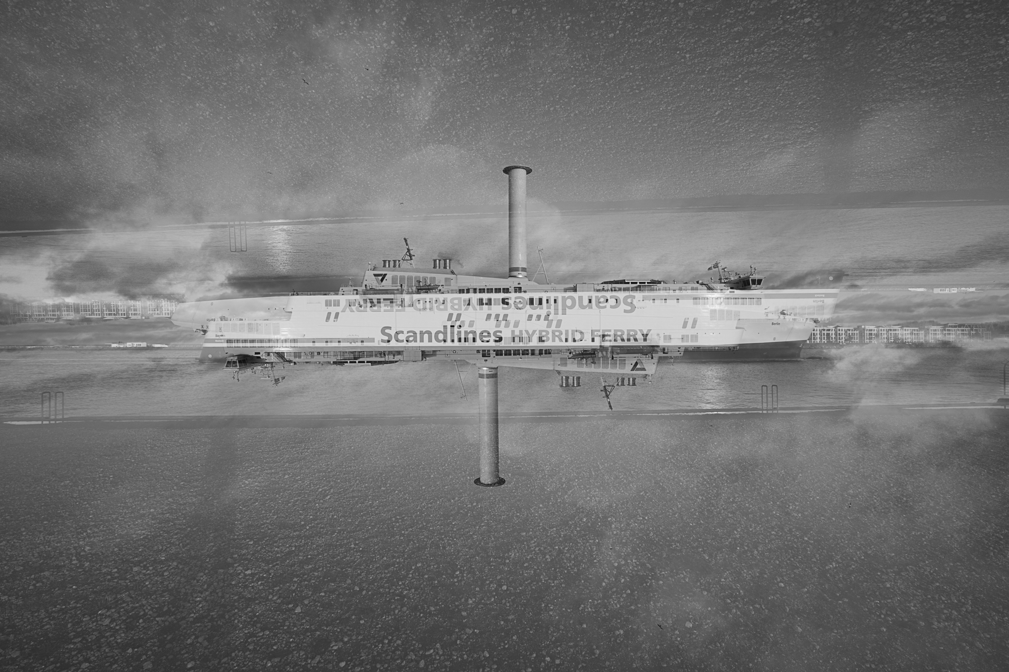 Eine große Hybridfähre von Scandlines fährt auf ruhigen Gewässern, wobei eine symmetrische Reflexion einen Spiegeleffekt in einem Schwarzweißbild erzeugt. (KI generierte Beschreibung)
