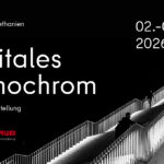 Schwarz-Weiß-Foto von Menschen auf einer Treppe, überlagert mit einem Text, der für die Ausstellung "Digitales Monochrom" in der Fotogalerie Bethanien vom 2. bis 3. Mai 2026 wirbt. (KI generierte Beschreibung)