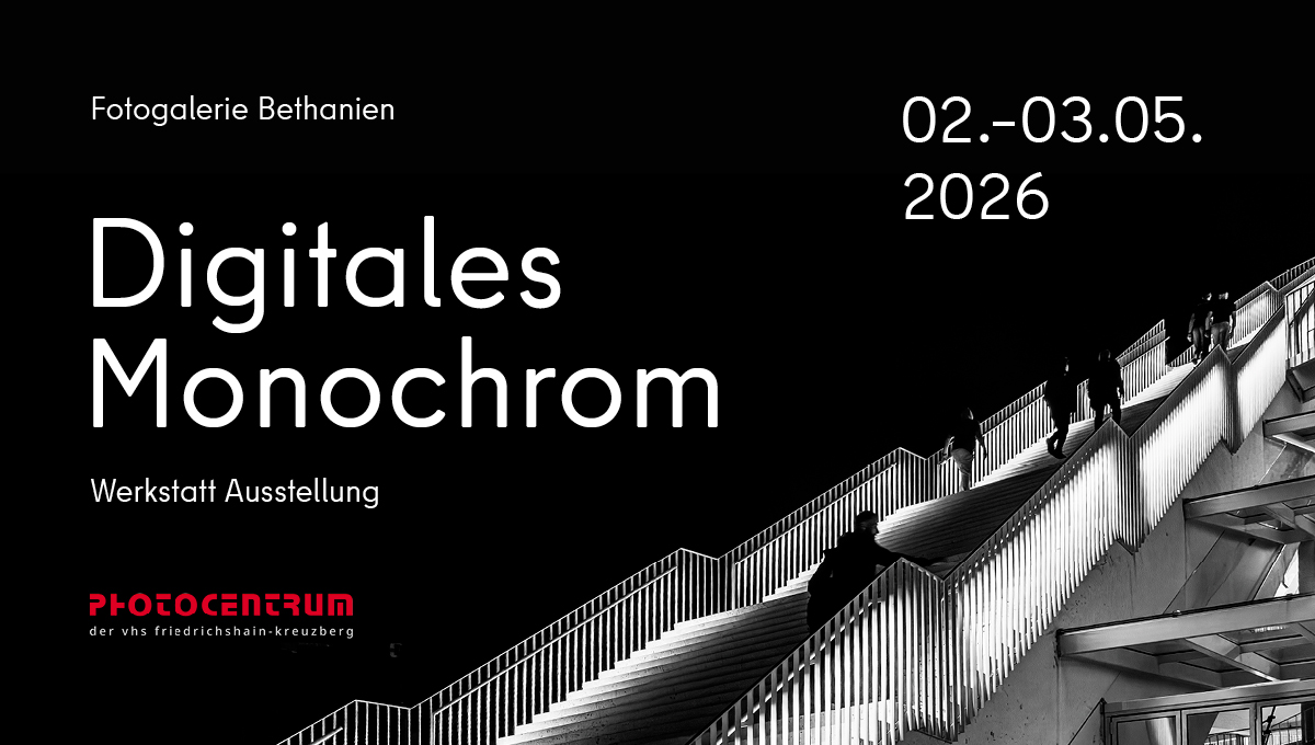 Schwarz-Weiß-Foto von Menschen auf einer Treppe, überlagert mit einem Text, der für die Ausstellung "Digitales Monochrom" in der Fotogalerie Bethanien vom 2. bis 3. Mai 2026 wirbt. (KI generierte Beschreibung)