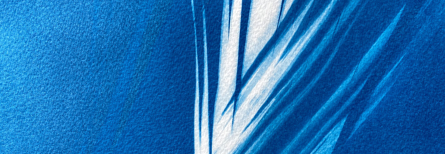 Abstraktes blau-weißes Kunstwerk mit geschwungenen Linien und scharfen Winkeln, die ein dynamisches, fließendes Muster erzeugen. (KI generierte Beschreibung)
