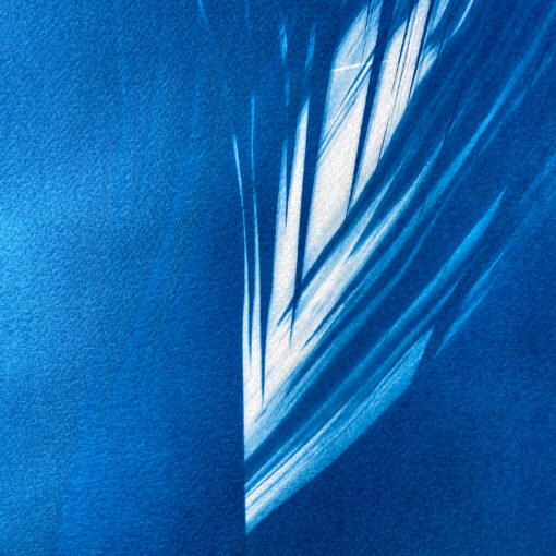 Abstraktes blau-weißes Kunstwerk mit geschwungenen Linien und scharfen Winkeln, die ein dynamisches, fließendes Muster erzeugen. (KI generierte Beschreibung)