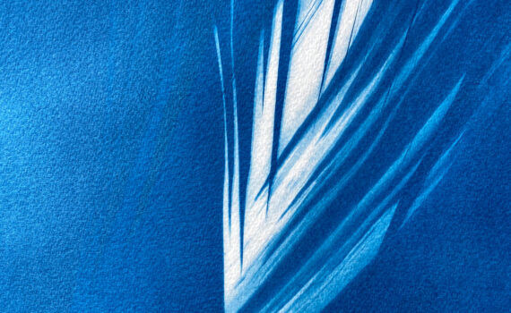 Abstraktes blau-weißes Kunstwerk mit geschwungenen Linien und scharfen Winkeln, die ein dynamisches, fließendes Muster erzeugen. (KI generierte Beschreibung)