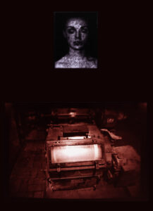 Bild, das eine leuchtende, altmodische Druckerpresse in einem dunklen Raum zeigt, über die in einem kleineren Rahmen ein schwaches, geisterhaftes Gesicht gelegt ist.