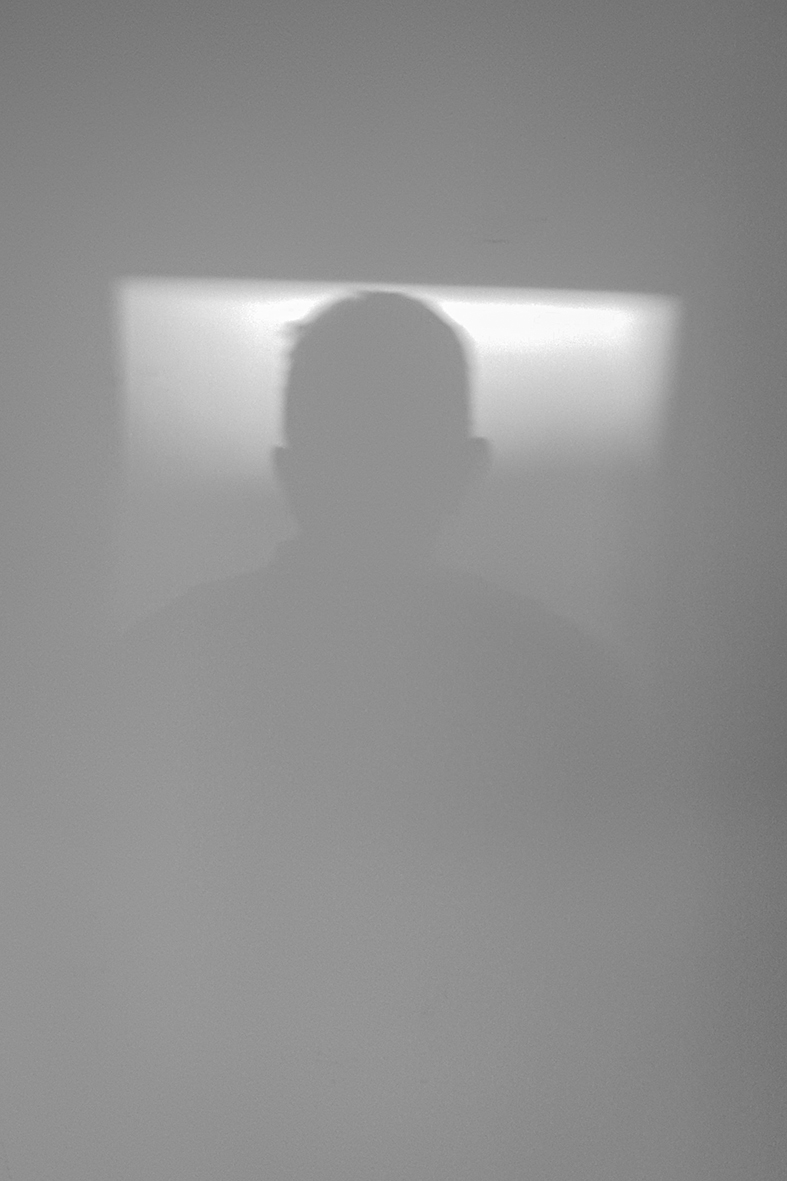 Silhouette einer Person vor einem weichen, hellen Hintergrund mit Farbverlauf. (KI generierte Beschreibung)