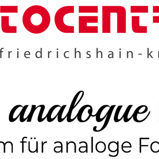 Logo mit "Photocentrum der vhs friedrichshain-kreuzberg" in rot und schwarz und "analog NOW! Plattform für analoge Fotografie" mit drei schwarzen Rechtecken. (KI generierte Beschreibung)