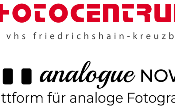 Logo mit "Photocentrum der vhs friedrichshain-kreuzberg" in rot und schwarz und "analog NOW! Plattform für analoge Fotografie" mit drei schwarzen Rechtecken. (KI generierte Beschreibung)