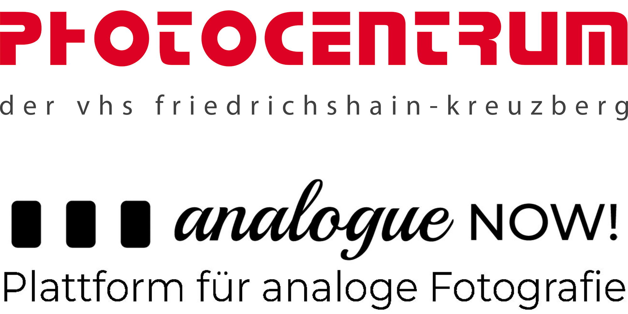 Logo mit "Photocentrum der vhs friedrichshain-kreuzberg" in rot und schwarz und "analog NOW! Plattform für analoge Fotografie" mit drei schwarzen Rechtecken. (KI generierte Beschreibung)