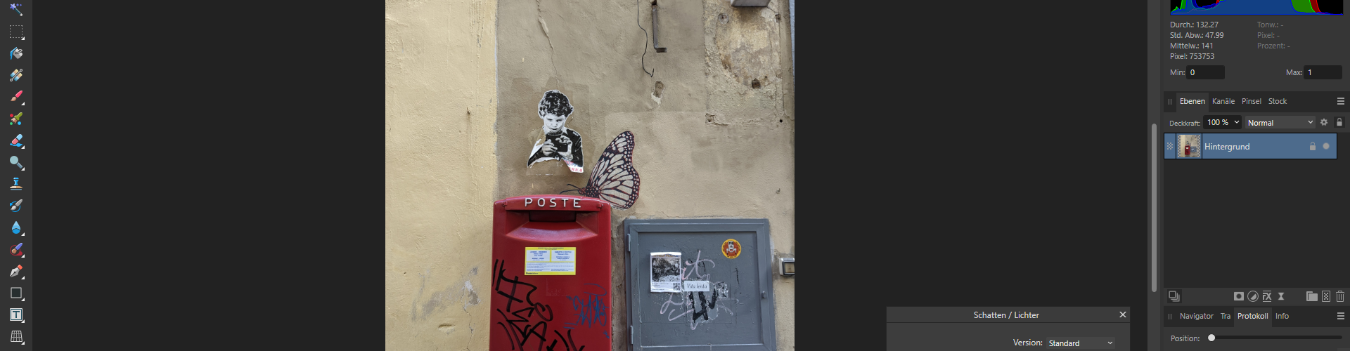 Roter Briefkasten an einer Wand mit Graffiti- und Schmetterlingsverzierungen, neben einem grauen Sicherungskasten. (KI generierte Beschreibung)