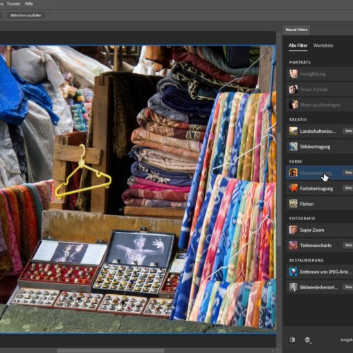 Bild eines Straßenmarktstandes mit gefalteten Stoffen und einer Auswahl an Schmucksets. (KI generierte Beschreibung)