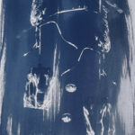 Ein Cyanotypie-Bild, das eine abstrakte Komposition aus Seilen, hängenden Objekten und strukturierten Pinselstrichen in Blau- und Weißtönen zeigt. (KI generierte Beschreibung)