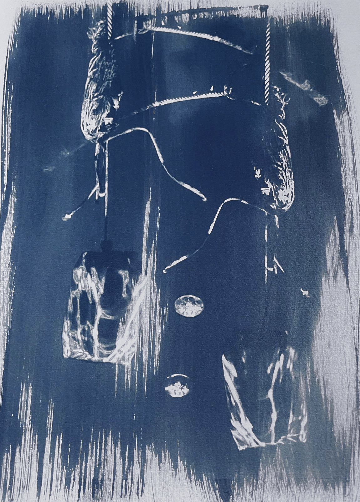 Ein Cyanotypie-Bild, das eine abstrakte Komposition aus Seilen, hängenden Objekten und strukturierten Pinselstrichen in Blau- und Weißtönen zeigt. (KI generierte Beschreibung)