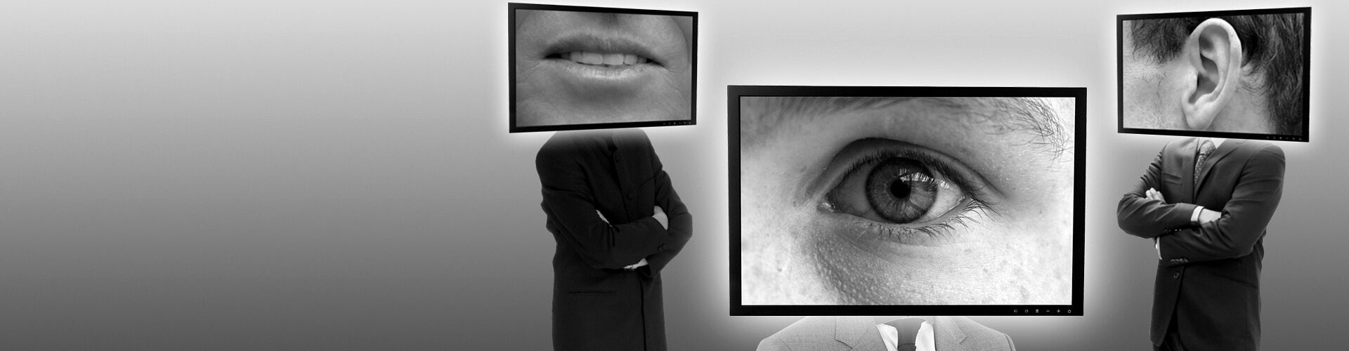 Drei Personen mit Fernsehbildschirmen, auf denen unterschiedliche Gesichtsteile zu sehen sind, stehen vor einem Hintergrund mit Farbverlauf. Auf dem linken Bildschirm sind Lippen zu sehen, in der Mitte ein Auge und auf dem rechten ein Ohr. (KI generierte Beschreibung)