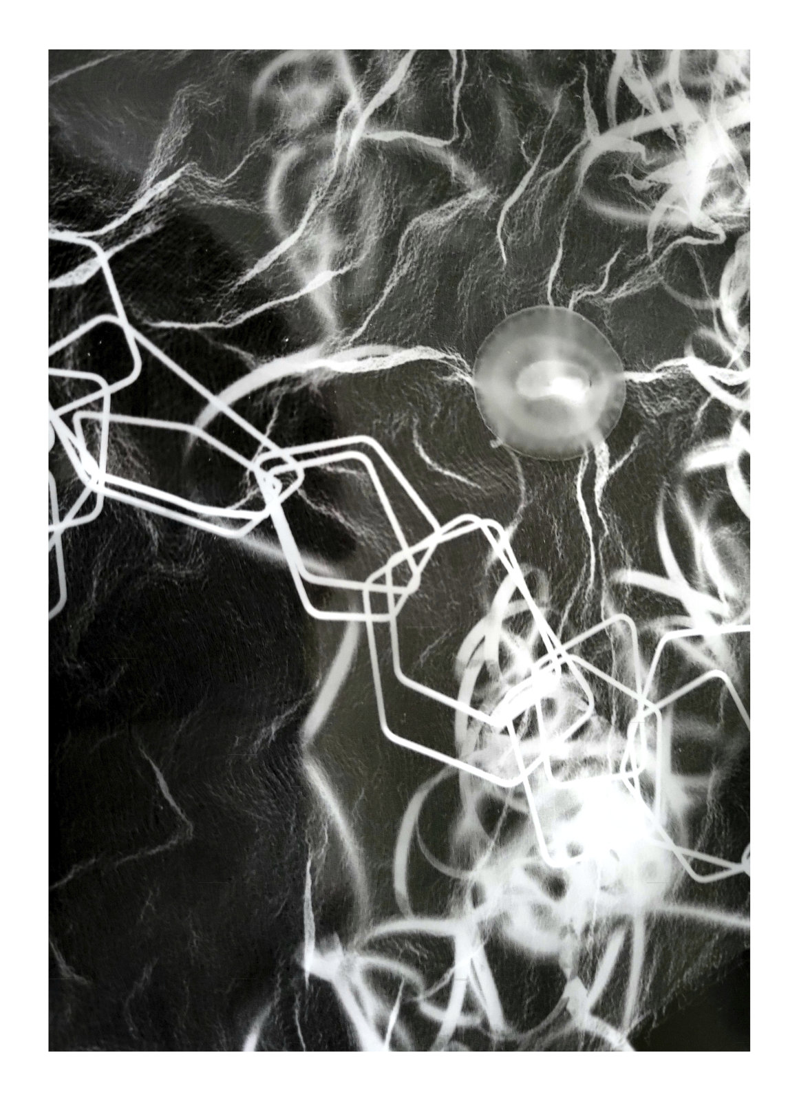 Abstraktes Bild mit ineinander verschlungenen weißen Linien und Strähnen auf dunklem Hintergrund, mit einem kreisförmigen, durchscheinenden Objekt oben rechts. (KI generierte Beschreibung)
