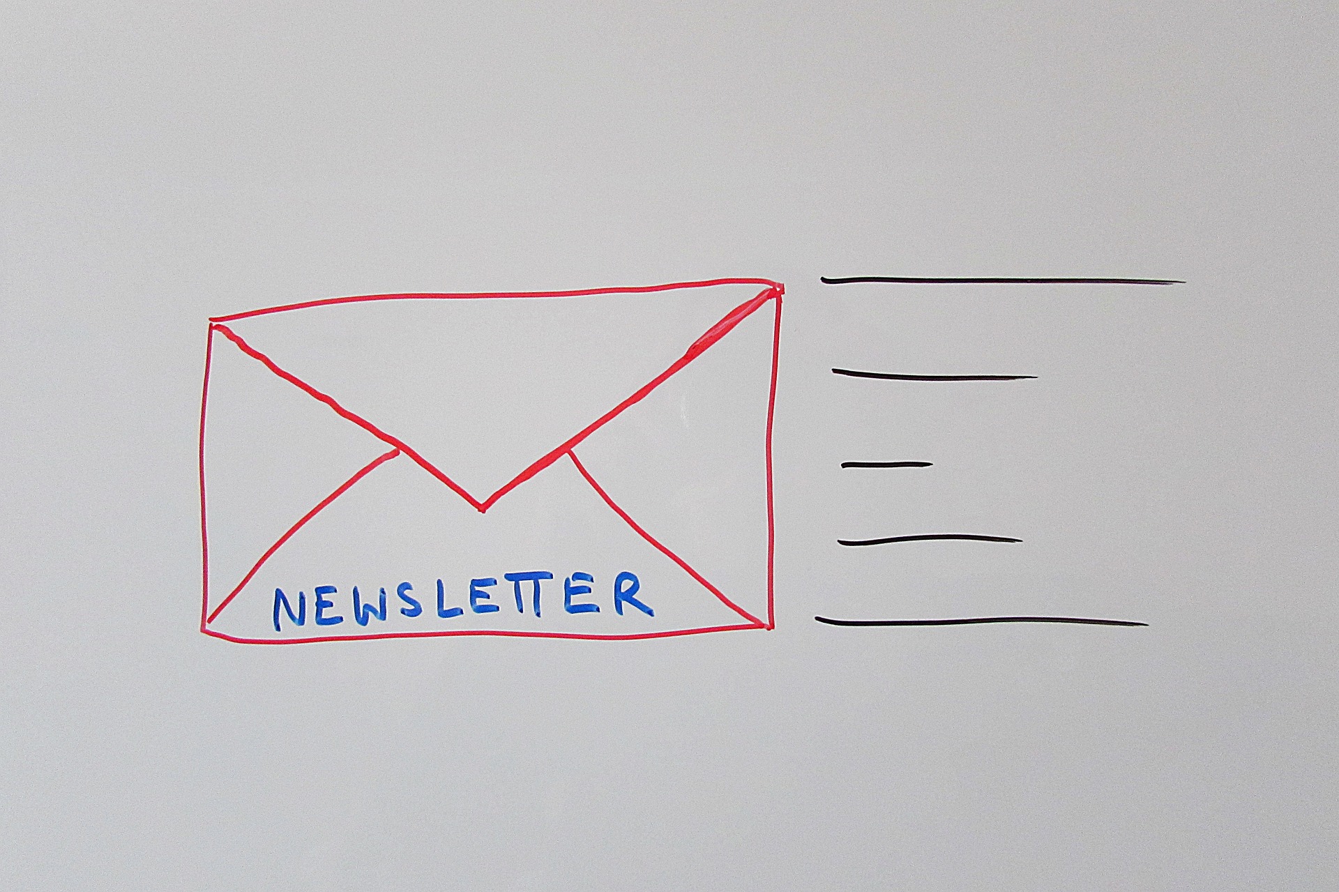 Eine handgezeichnete Illustration eines Umschlags mit der Aufschrift „NEWSLETTER“ mit Linien, die auf weißem Hintergrund eine Bewegung anzeigen. (KI generierte Beschreibung)