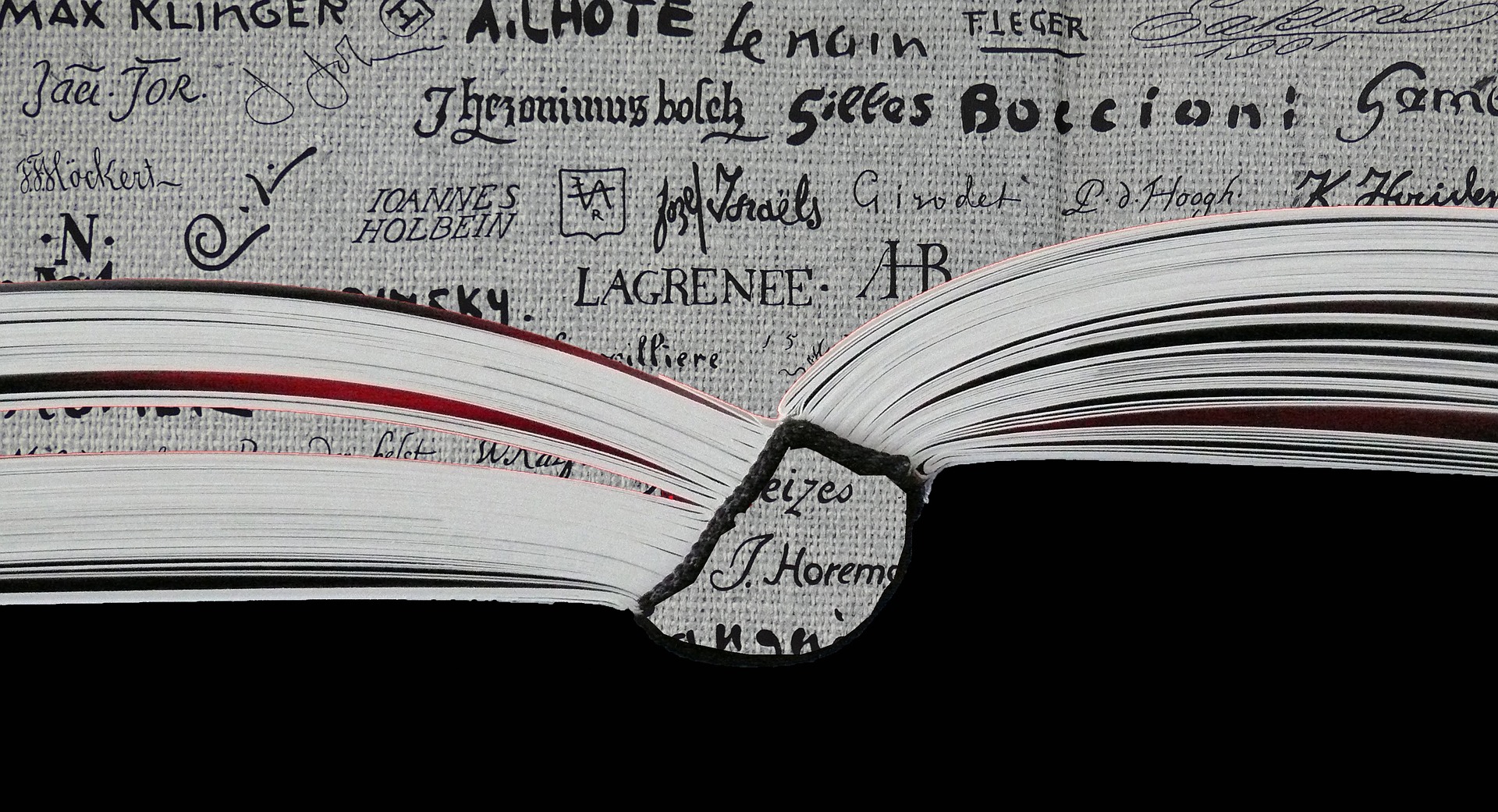Offenes Buch mit sichtbaren Signaturen auf den Seiten, die ein strukturiertes Muster bilden. Schwarzer Hintergrund kontrastiert mit den weißen Seiten und der dunklen Tinte. (KI generierte Beschreibung)