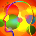 Farbenfrohe Silhouette eines Kopfes, überlagert mit bunten, überlappenden Kreisen auf einem leuchtend orangefarbenen Hintergrund. (KI generierte Beschreibung)