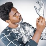 Eine Person zeichnet mit einem Stift auf ihren Arm und erzeugt so einen skizzenartigen Effekt auf einem grauen Hintergrund. (KI generierte Beschreibung)