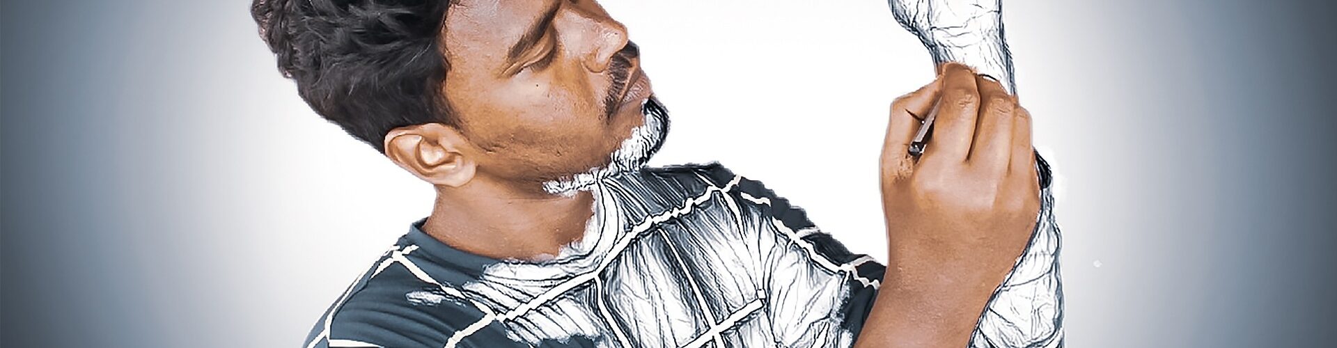 Eine Person zeichnet mit einem Stift auf ihren Arm und erzeugt so einen skizzenartigen Effekt auf einem grauen Hintergrund. (KI generierte Beschreibung)