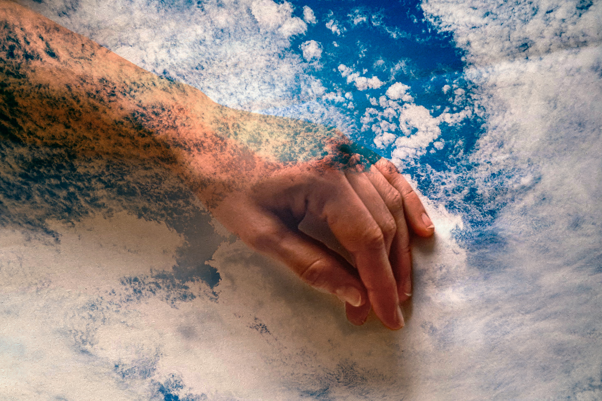 Zwei sich verschränkende Hände, vor dem Hintergrund eines blauen Himmels mit Wolken. (KI generierte Beschreibung)