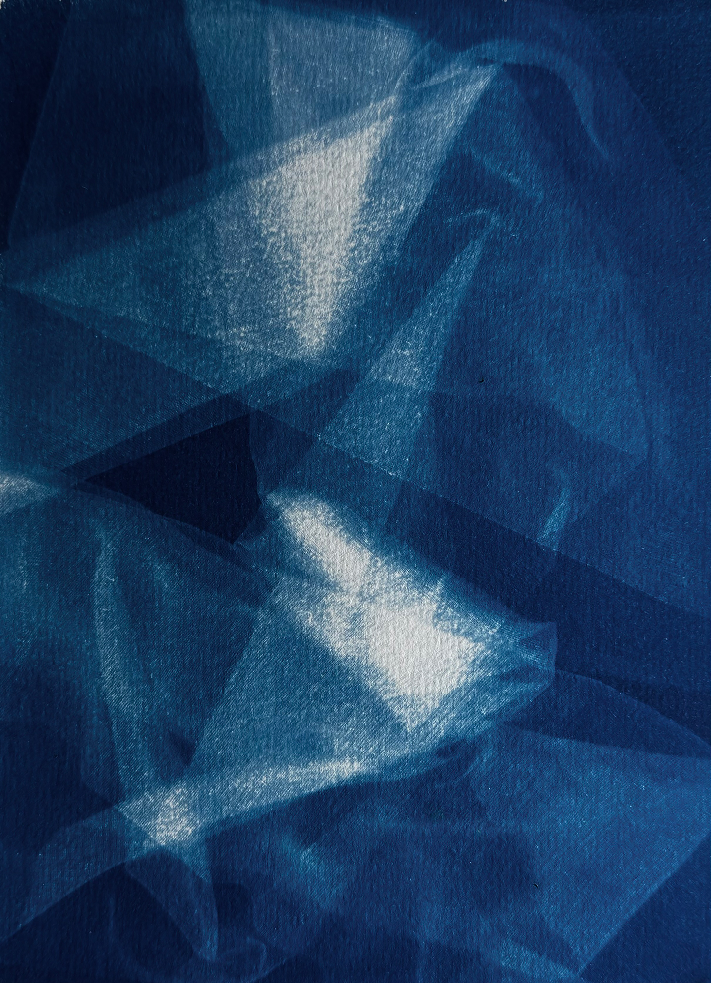 Abstraktes Bild mit sich überlagernden durchscheinenden Formen in Blau- und Weißtönen, die einen mehrschichtigen, strukturierten Effekt erzeugen. (KI generierte Beschreibung)