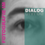Nahaufnahme des Auges einer Person in Schwarz-Weiß, mit der Aufschrift "FOTOGRAFIE IM" in Rosa auf der linken Seite und "DIALOG" in Weiß und Petrol auf der rechten Seite über einer Petrol-Überlagerung. (KI generierte Beschreibung)