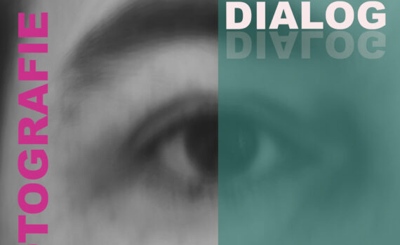 Nahaufnahme des Auges einer Person in Schwarz-Weiß, mit der Aufschrift "FOTOGRAFIE IM" in Rosa auf der linken Seite und "DIALOG" in Weiß und Petrol auf der rechten Seite über einer Petrol-Überlagerung. (KI generierte Beschreibung)