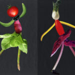 Zwei menschenähnliche Figuren aus verschiedenen Gemüsesorten und Früchten sind vor einem dunklen Hintergrund aufgestellt. (KI generierte Beschreibung)