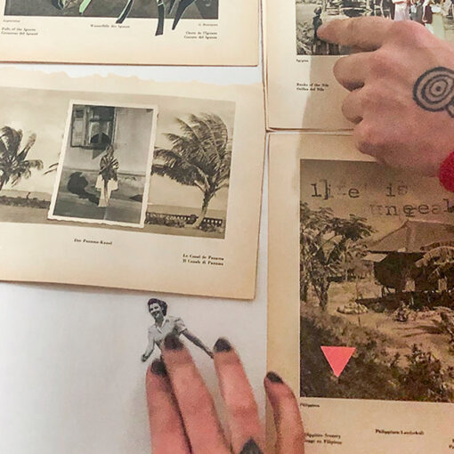 Zwei Hände mit Tätowierungen ordnen alte Schwarz-Weiß-Fotos und Zeitschriftenausschnitte auf einem weißen Tisch an; auch eine Schere ist zu sehen. (KI generierte Beschreibung)