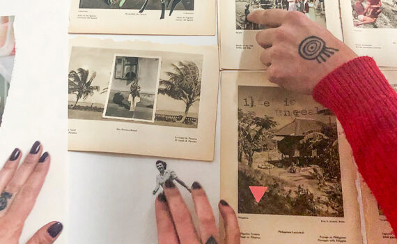 Zwei Hände mit Tätowierungen ordnen alte Schwarz-Weiß-Fotos und Zeitschriftenausschnitte auf einem weißen Tisch an; auch eine Schere ist zu sehen. (KI generierte Beschreibung)