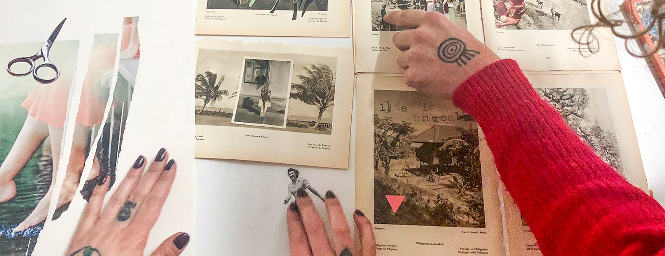 Zwei Hände mit Tätowierungen ordnen alte Schwarz-Weiß-Fotos und Zeitschriftenausschnitte auf einem weißen Tisch an; auch eine Schere ist zu sehen. (KI generierte Beschreibung)