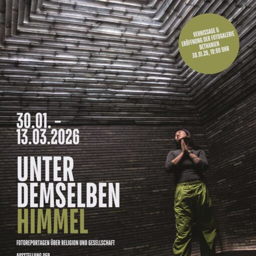 Eine Person steht in einer Ecke eines metallischen Raums, aus dem Licht von der Decke fällt. Der deutsche Text wirbt für die Fotoausstellung "Unter demselben Himmel", die von Januar 2024 bis März 2026 in Berlin stattfindet. (KI generierte Beschreibung)