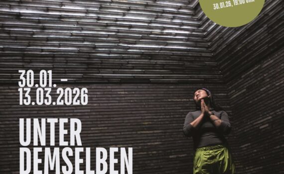 Eine Person steht in einer Ecke eines metallischen Raums, aus dem Licht von der Decke fällt. Der deutsche Text wirbt für die Fotoausstellung "Unter demselben Himmel", die von Januar 2024 bis März 2026 in Berlin stattfindet. (KI generierte Beschreibung)