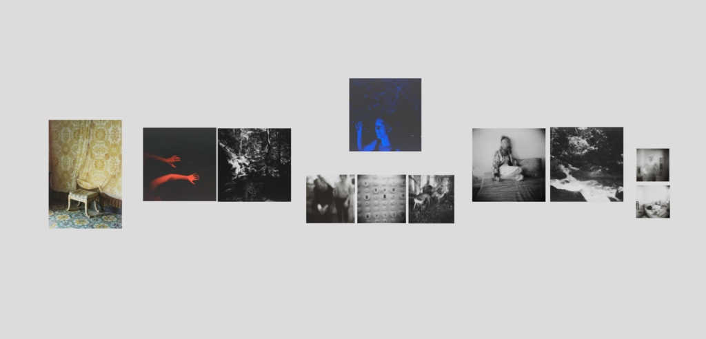 Eine Reihe von Kunstfotografien, die nebeneinander ausgestellt sind und abstrakte Motive, einen Stuhl, ausgestreckte Arme, eine blau beleuchtete Figur sowie Schwarz-Weiß-Porträts und -Szenen zeigen. (KI generierte Beschreibung)