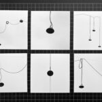 Sechs quadratische weiße Karten, die in einem Raster angeordnet sind; jede Karte ist mit minimalistischen schwarzen Strichzeichnungen und Kreisen versehen, die an abstrakte Pendel- oder Gewichtsdesigns auf einem Rasterhintergrund erinnern. (KI generierte Beschreibung)