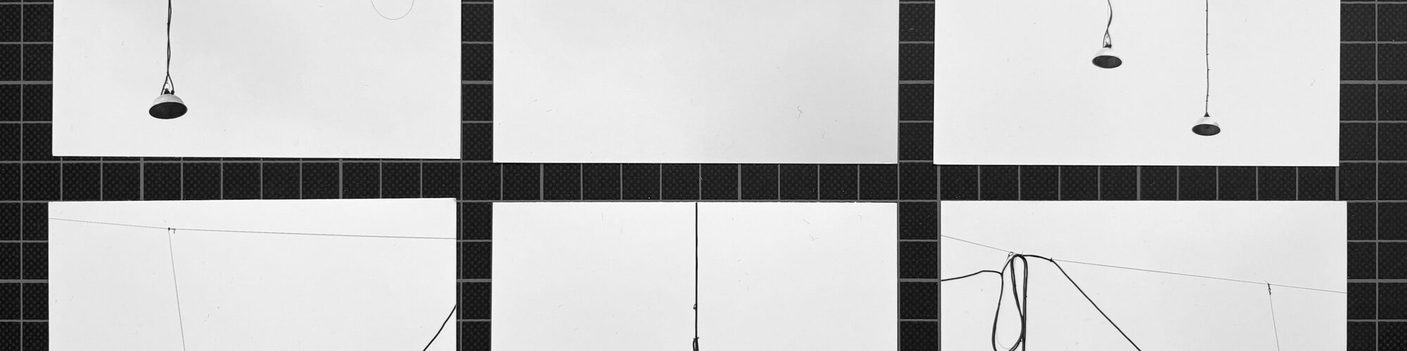 Sechs quadratische weiße Karten, die in einem Raster angeordnet sind; jede Karte ist mit minimalistischen schwarzen Strichzeichnungen und Kreisen versehen, die an abstrakte Pendel- oder Gewichtsdesigns auf einem Rasterhintergrund erinnern. (KI generierte Beschreibung)