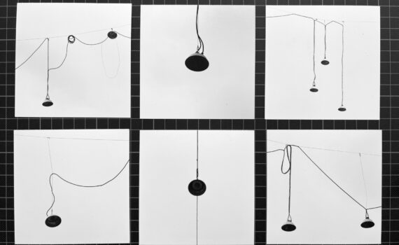 Sechs quadratische weiße Karten, die in einem Raster angeordnet sind; jede Karte ist mit minimalistischen schwarzen Strichzeichnungen und Kreisen versehen, die an abstrakte Pendel- oder Gewichtsdesigns auf einem Rasterhintergrund erinnern. (KI generierte Beschreibung)