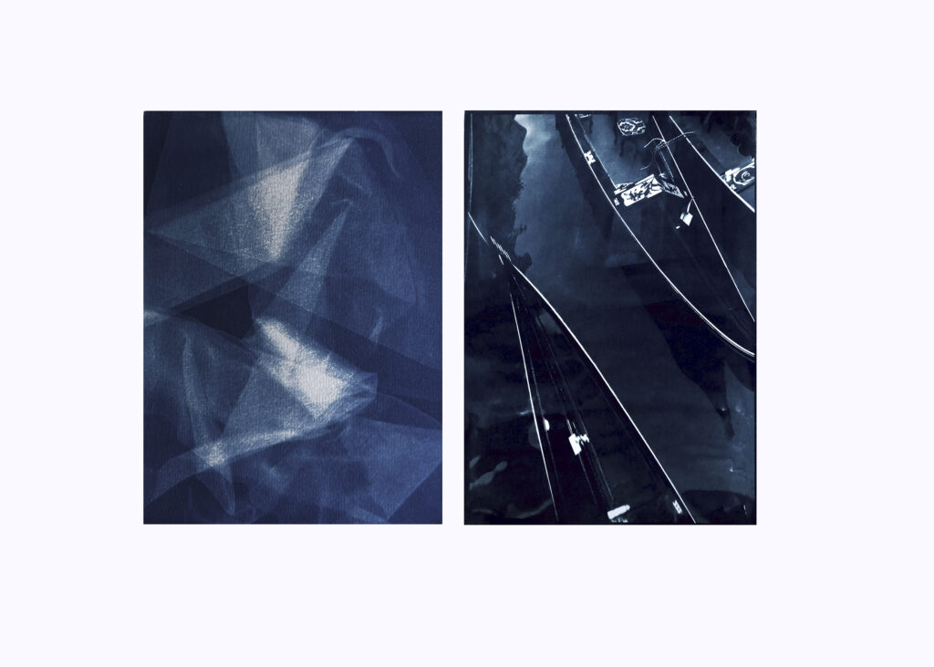 Zwei abstrakte, in Blautönen gehaltene Bilder nebeneinander; das linke zeigt übereinanderliegende, durchscheinende Formen, das rechte reflektierende Oberflächen mit Linien und kleinen weißen Details. (KI generierte Beschreibung)