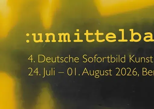 Gelbes Veranstaltungsplakat mit den Namen der Künstler und den Veranstaltungsdetails zu „:unmittelbar 4. Deutsche Sofortbild Kunst“, die vom 24. Juli bis zum 1. August 2026 in Berlin stattfand. (KI generierte Beschreibung)